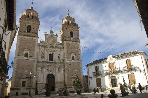 Fachada de una iglesia con dos torres y detalles barrocos en Vélez-Rubio.