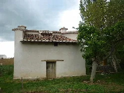 Taubenschlag mit Ziegeldach und Lehmwand in Quintanilla de Onsoña.