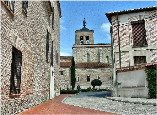 Calle con iglesia y edificios en Olmedo, Valladolid.