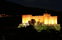 Mittelalterliche Burg nachts beleuchtet in Mombeltrán, Ávila.