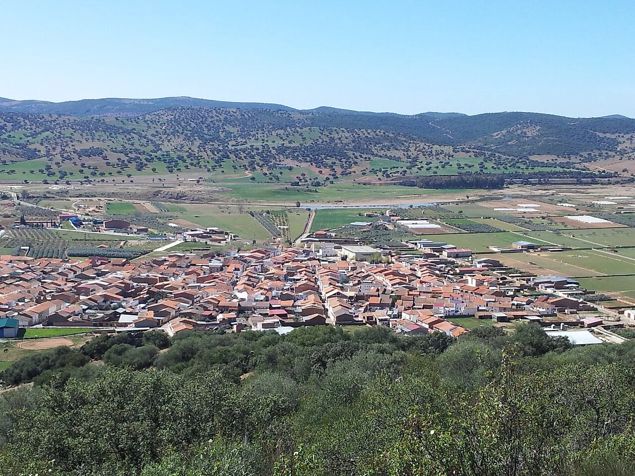 Vista de casas y campos en Guadalmez, Ciudad Real.