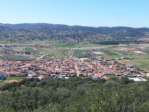 Häuser und Felder in Guadalmez, Ciudad Real.