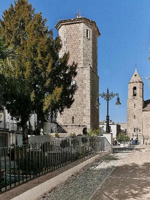 Uhrturm auf dem Plaza de San Fernando in Iznatoraf.