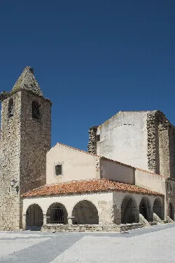 Kirche San Esteban in Torrequemada mit altem Turm und einfacher Struktur.