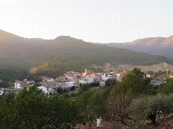 Vista panorámica de casas y montañas en Alcora.