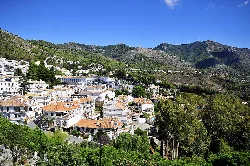 Panoramischer Blick auf weiße Häuser und Berge vom Aussichtspunkt in Mijas