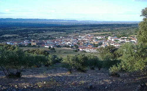 Panoramablick auf Talaván mit Häusern und ländlicher Landschaft.