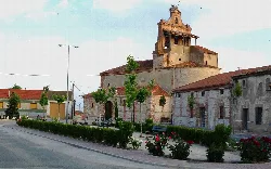 Main square of Martín Muñoz de la Dehesa with church and trees.