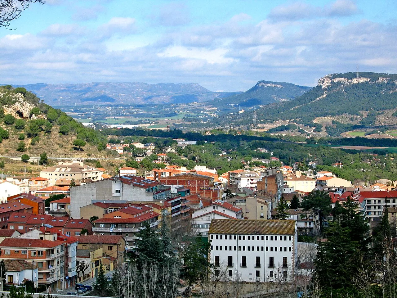 Panoramablick auf Capellades mit Bergen im Hintergrund.