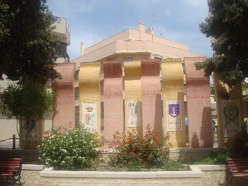 Monumento con columnas y escudos en Guardamar del Segura.