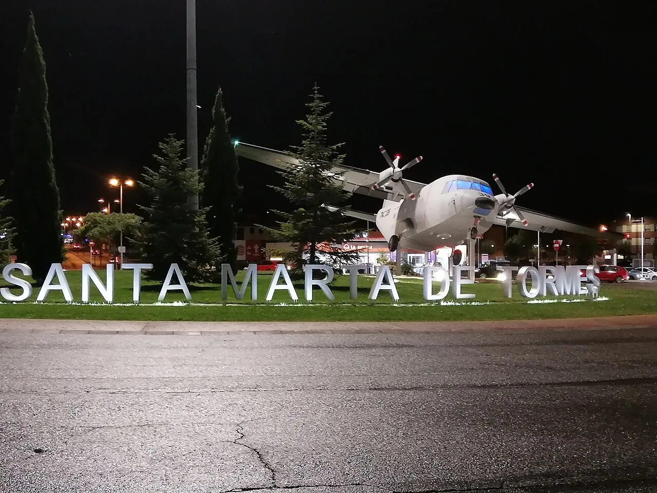 Aeronave CASA C-212 en la rotonda de Santa Marta de Tormes.