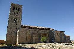 Steinerne Kirche mit Turm und alter Struktur in Torremormojón.