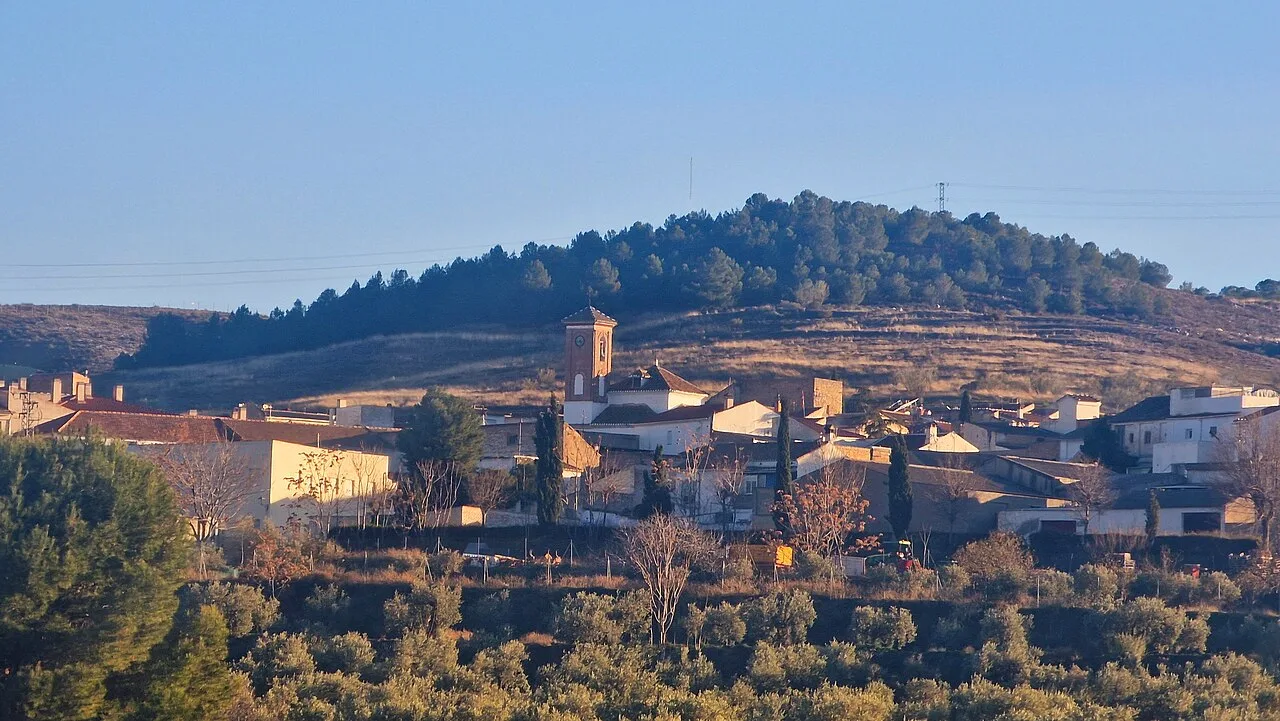 Blick auf Häuser und Hügel in Escúzar, Granada, vom Friedhof aus.