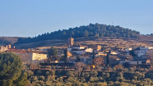 Blick auf Häuser und Hügel in Escúzar, Granada, vom Friedhof aus.