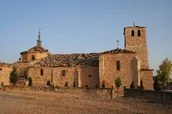 Steinkirche mit Turm und Kuppel in Belmonte, Cuenca.