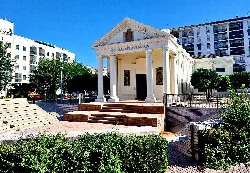 Fachada de las Escuelas del Ave María con columnas y escalinatas.