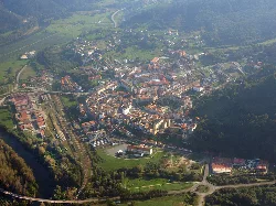 Vista aérea de Pravia, con edificios y áreas verdes.