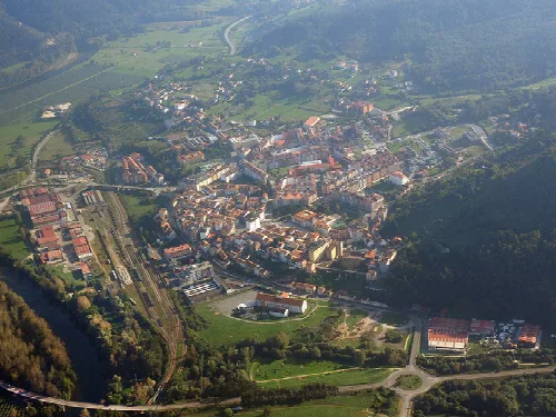 Vista aérea de Pravia, con edificios y áreas verdes.