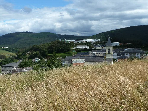 Blick auf Trabada mit grünen Hügeln und einem Hügelcastro.