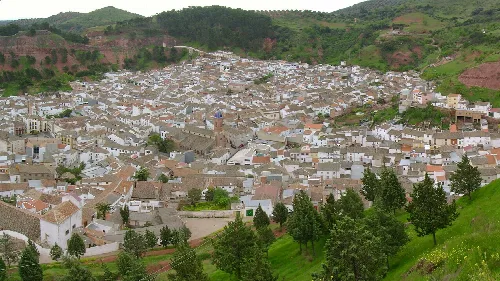 Luftaufnahme von Santisteban del Puerto mit weißen Häusern und Bergen im Hintergrund.