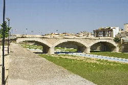 Steinbrücke mit drei Bögen über einen Fluss in Lorca, Murcia.