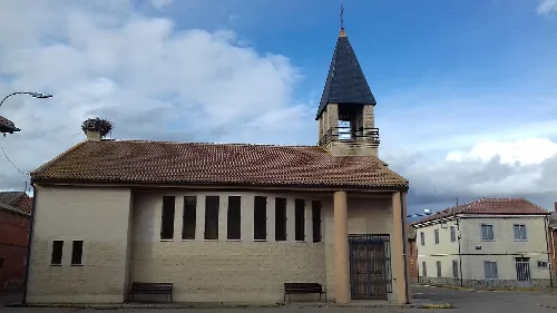 Kirche San Andrés mit Turm und schmalen Fenstern in Villazala.
