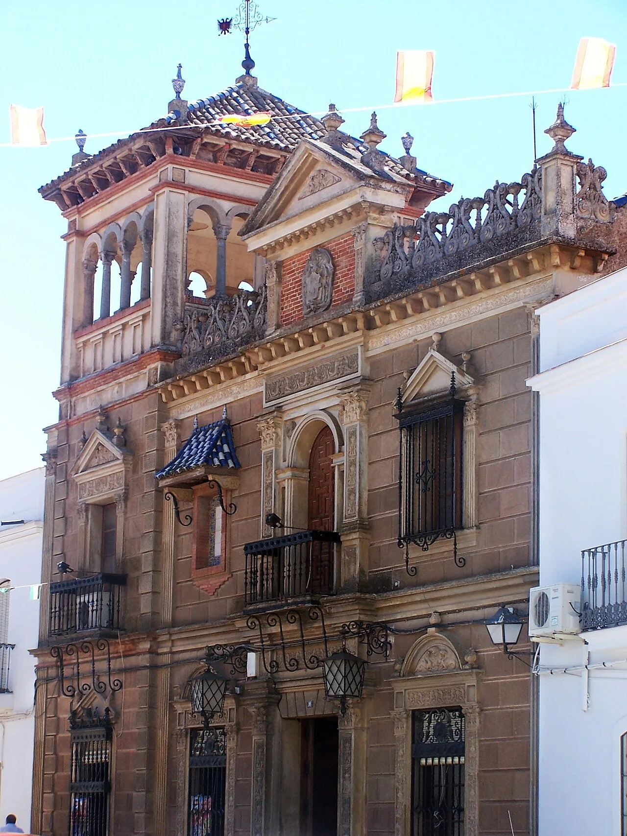 Building with tower and decorative details in Granja de Torrehermosa
