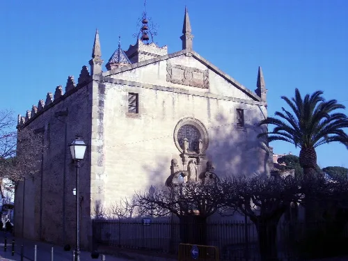 Kirche von Sant Feliu in Alella, mit Steinfassade und gotischen Details.