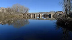 Puente de piedra sobre el río Tormes en El Barco de Ávila.