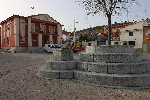 Steinfountain und Rathausgebäude auf einem Platz in Nuño Gómez.