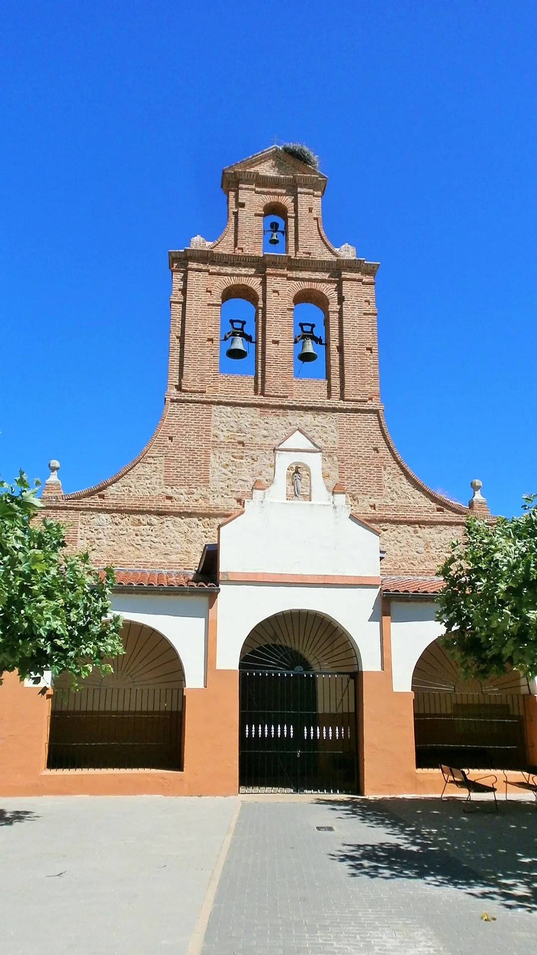Backsteinturm mit Glocken und blauem Himmel in Castilfalé.