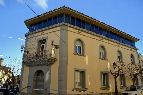 Rathausgebäude in Masquefa mit Balkonen und Fenstern.
