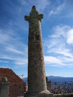 Steinsäule mit Kapitell in Pedro Bernardo, Ávila.