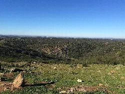 Dehesa-Landschaft mit Bäumen und Hügeln von der Santa Bárbara-Hermitage