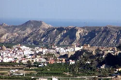 Paisaje de Cuevas del Almanzora con montañas y edificios.