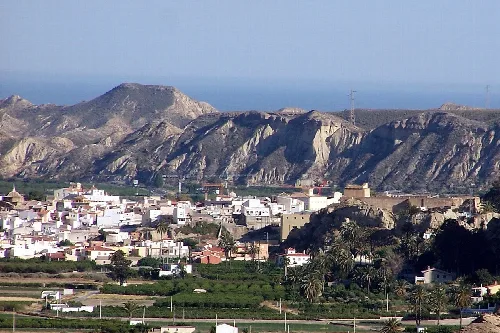 Paisaje de Cuevas del Almanzora con montañas y edificios.