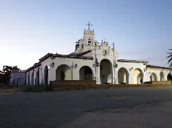 Weiße Kirche mit Bögen und Turm in Beas, Huelva.