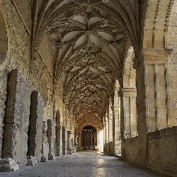 Korridor des Klosters mit Bögen und Gewölben in San Isidoro, León.