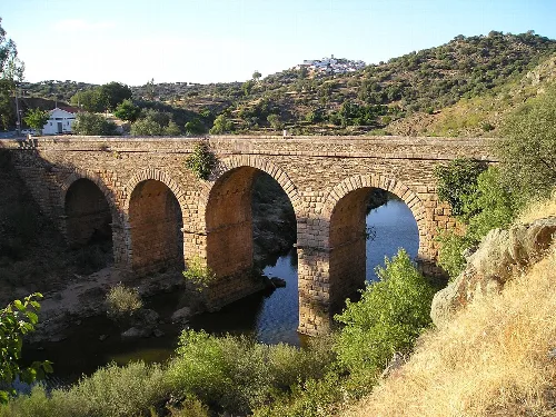 Römische Steinstraße über den Fluss Erjas in Alcántara.