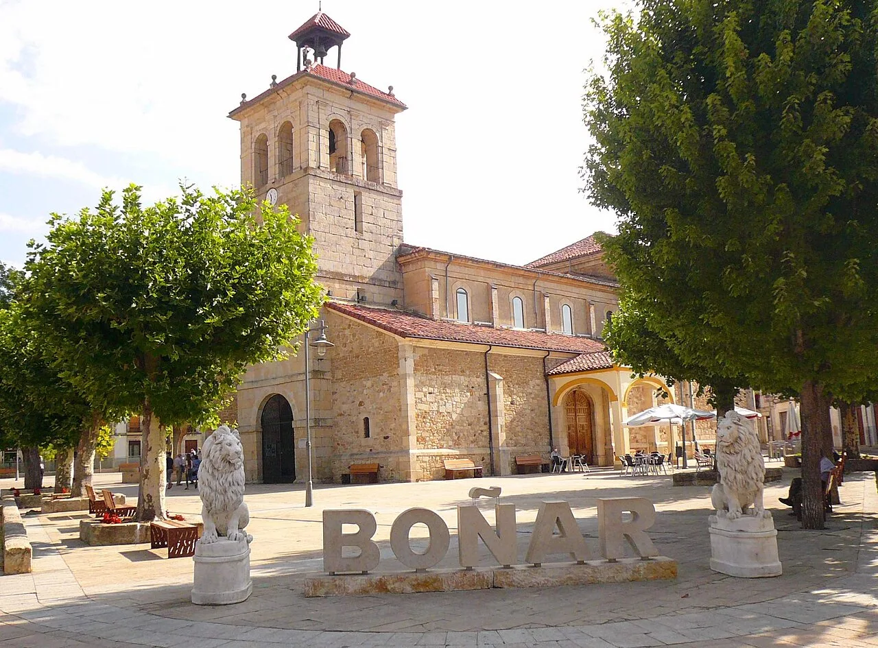 Negrillón Square with church and trees in Boñar, León.