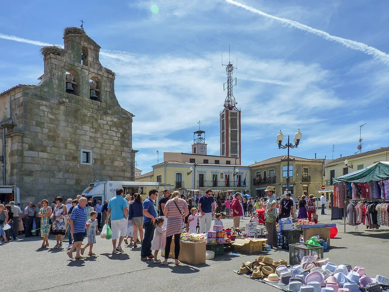 Mercadillo dominical en la plaza mayor de La Fuente de San Esteban.