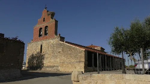 Pfarrkirche von Fuentespreadas mit Glockenturm und Steinfassade.