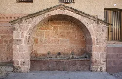 Steinbrunnen mit Bogen und drei Wasserhähnen in Villarroya de la Sierra.