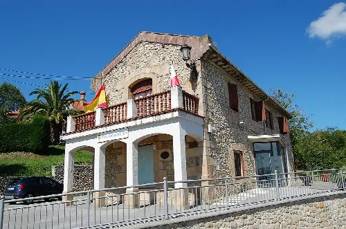 Rathaus mit Balkon und Flagge in Pumalverde, Udías.