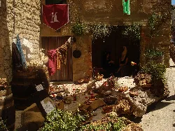 Escenario con objetos y decoraciones para la semana de la brujería en Bargota.