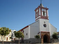 Kirche mit Turm und weißer Fassade in Brenes, Sevilla.