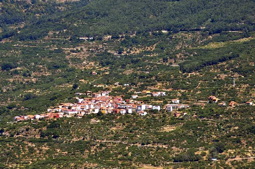 Vista de la población de Valdastillas, en el Valle del Jerte (provincia de Cáceres, España), desde la población vecina de El Torno.