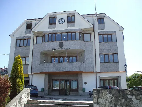 Curtis Rathaus mit Uhr und Haupteingang.
