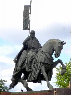 Escultura de un caballero templario a caballo en la glorieta de Ponferrada.