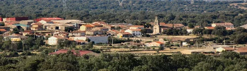 Panoramablick auf Luelmo vom Teso Santo mit Häusern und Kirche.